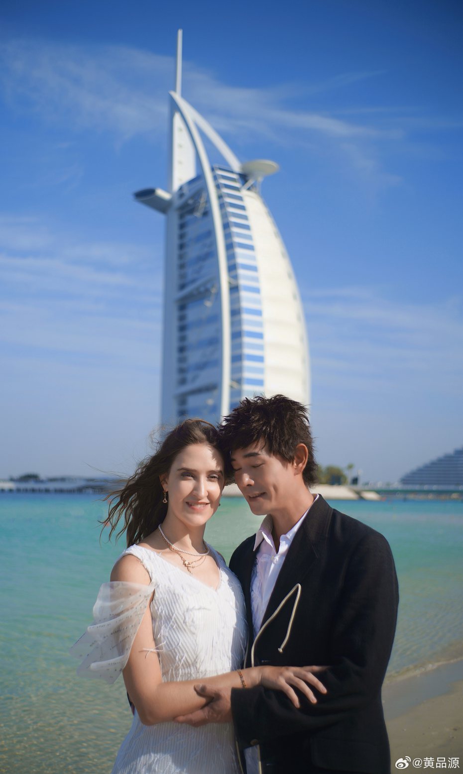 黃品源(右)跟老婆艾琳到杜拜拍攝婚紗照。圖／摘自微博