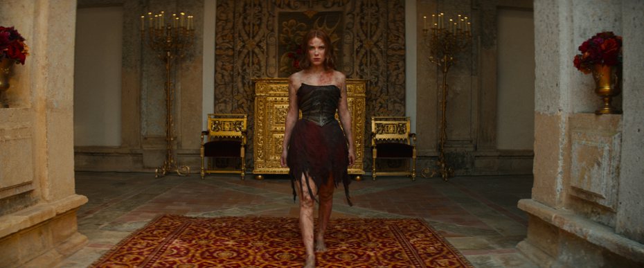 米莉芭比布朗在「少女鬥惡龍」化身公主戰士艾樂蒂，對抗兇猛惡龍。圖／Netflix提供