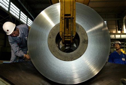 中國大陸營造業復工緩慢，鋼鐵需求疲弱低。 路透