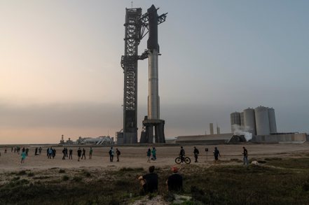 億萬富豪馬斯克麾下SpaceX公司的次世代「星艦」火箭系統於美東時間14日早上展開了關鍵的第三度試飛。圖為稍早畫面。 路透