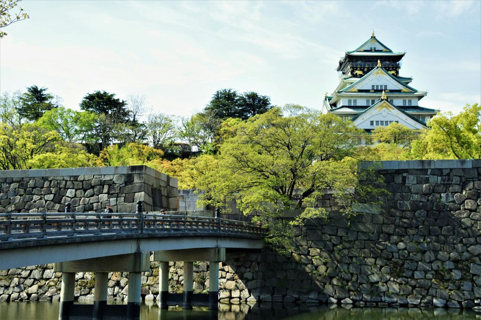 日本大阪府正在考慮創設「徵收金」制度，向造訪大阪府的外國遊客收取固定的費用，時間可能在2025年4月大阪・關西世界博覽會開幕前後。 圖／unsplash