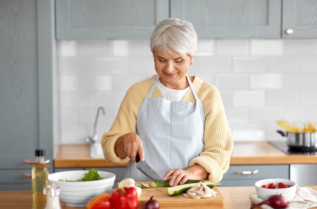泰勒認為在家烹飪對身體健康十分重要，因此喜歡自己做飯。示意圖。
