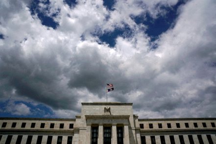 彭博資訊最新調查顯示，經濟學家認為，儘管美國通膨率近期回升，但Fed不大可能改變今年將降息三次的預測；他們也預期，Fed將於6月首次降息。路透