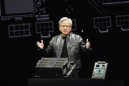 輝達執行長黃仁勳在GTC大會的專題演講上，發表命名為 Blackwell 的新一代處理器設計架構。 美聯社