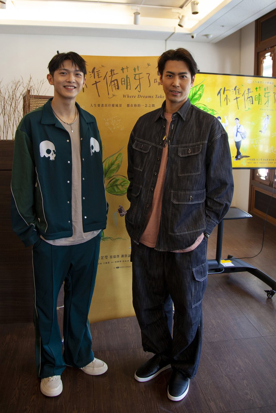 陳德烈(右)與林煌瑝為新戲「你準備萌芽了嗎？」宣傳。圖／大愛電視提供