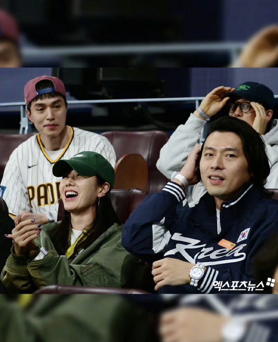孫藝真（左起）、李棟旭、玄彬和孔劉一起看棒球。圖／摘自xportsnews