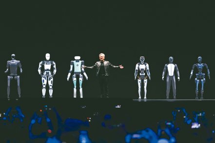 輝達執行長黃仁勳在GTC大會中宣布推出人形機器人計畫，台上出現一大排人形機器人。（美聯社）