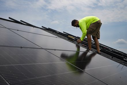 美國拜登政府宣布將撥款200億美元（約新台幣6,425億元），協助美國各地弱勢社區推動潔淨能源，預估太陽能產業將受惠最大。示意圖。美聯社