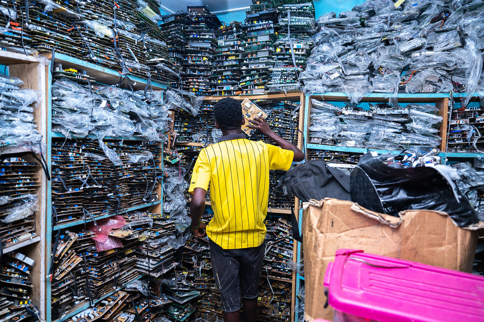 迦納首都阿克拉（Accra），這裡聚集數百家電子產品小商店，店家會拆解損壞的電子設備並重新利用。 圖／Bénédicte Kurzen for Fondation Carmignac/NOOR
