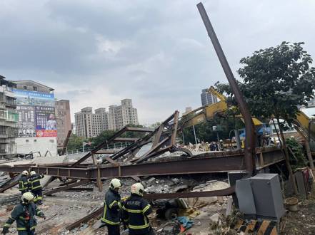 台北市士林區福港街下午發生工地意外，現場是銷售中心拆除工地，2樓樓地板塌陷。記者楊正海／翻攝
