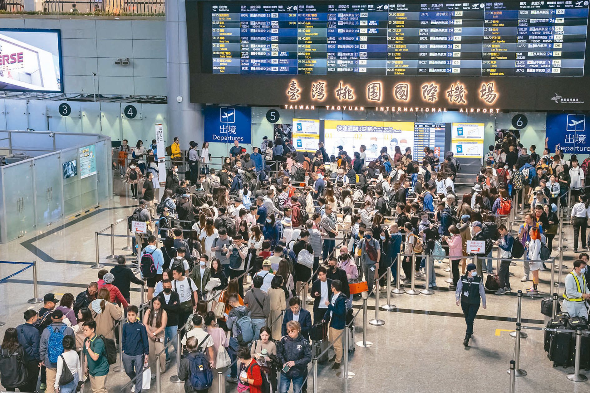 清明連假前的周末，桃園機場湧入出國人潮。 記者季相儒／攝影