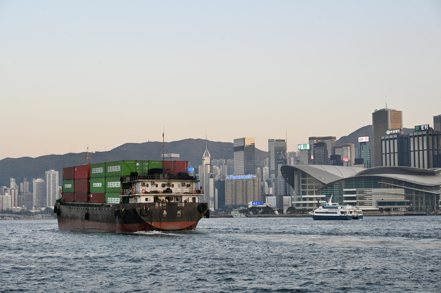 曾經排名居首的香港貨櫃碼頭，港口吞吐量連續七年下跌，排名首次跌出全球十大。 中新社