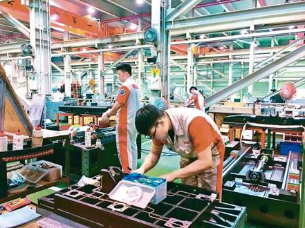 中華經濟研究院今天發布3月台灣製造業採購經理人指數(PMI)47.9%，較上月回跌0.2個百分點，連續13個月緊縮。 聯合報系資料照片