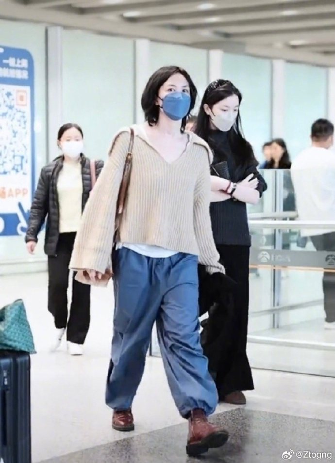 王菲和李嫣在機場被拍。圖／摘自微博