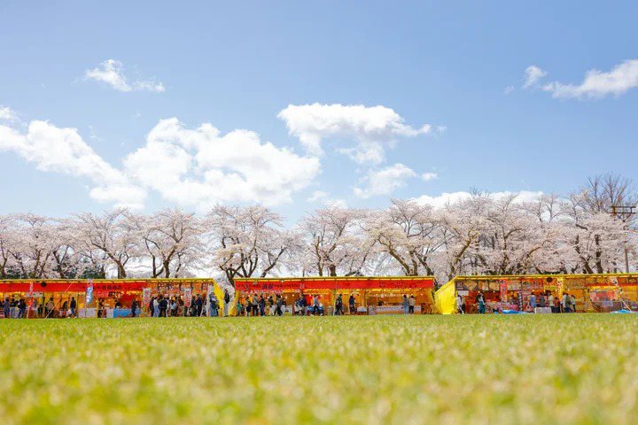 ▲春之祭活動期間，中央公園綠地聚集琳琅滿目的攤販。　圖：十和田奧入瀨觀光機構／提供