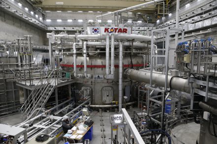 南韓科學家宣布，在一次核融合實驗中達到比太陽核心溫度熱7倍的攝氏1億度，維持時間達48秒創下世界紀錄。科學家稱這是朝未來能源科技邁進的重要一步。圖為KFE核融合研究裝置KSTAR，被稱為「人造太陽」。新華社