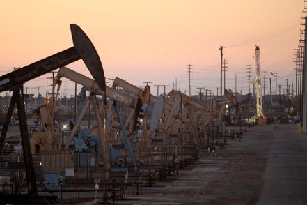 美國原油期貨價格2日衝破每桶85美元，是去年10月以來首見。 路透