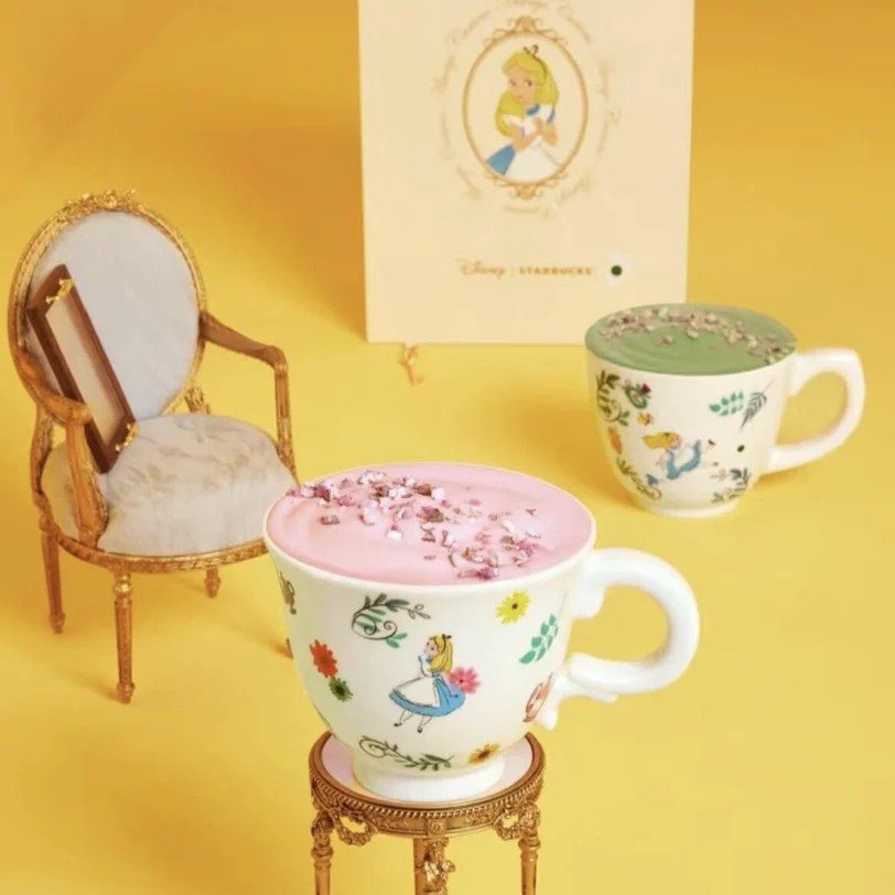 推出「愛麗絲馬克杯禮盒」，絕美的禮盒包裝，裡面放入2款愛麗絲馬克杯。圖片來源：星巴克微博