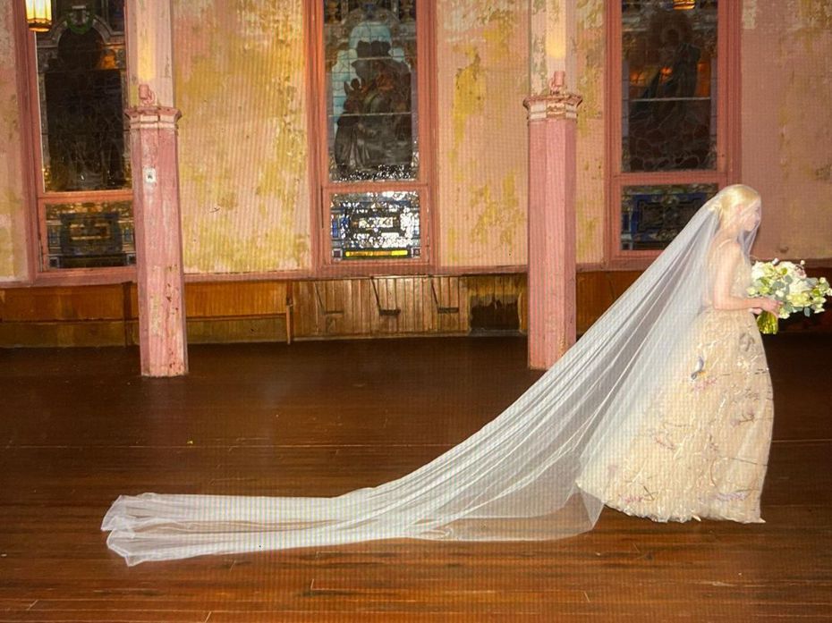 安雅泰勒喬伊秀出婚紗照，證明已婚。圖／摘自IG