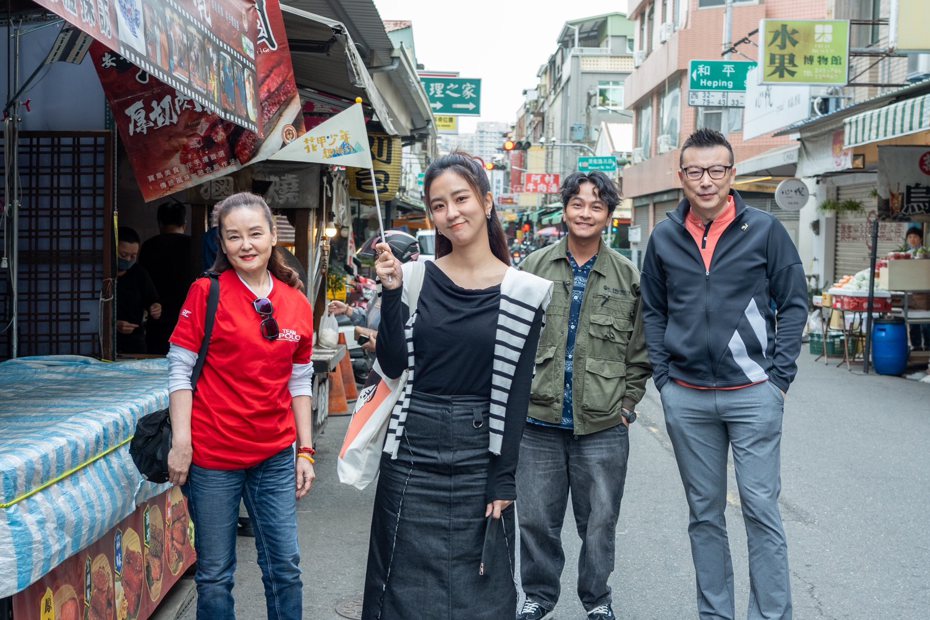 林煒(右起)、楊銘威、周曉涵及王淑娟4人結伴到台南遊玩。圖／東森提供