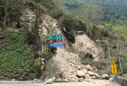 圖為花蓮大地震造成太魯閣道路受損嚴重。記者劉學聖／攝影