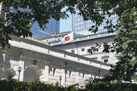 日本銀行總裁植田和男接受媒體訪問時，強調日本通膨的動能可能持續，並暗示有可能在今年下半年再次升息。(美聯社)