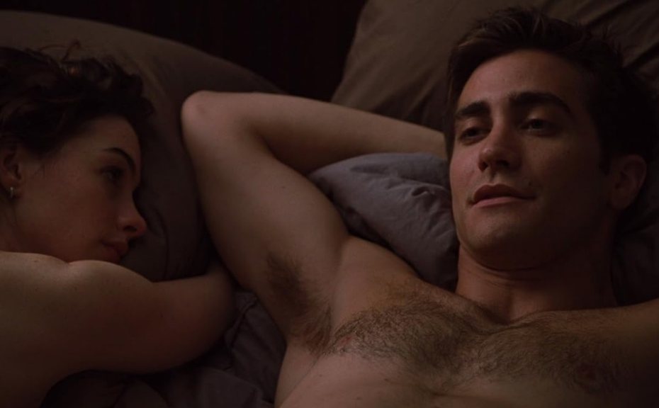 傑克葛倫霍（右）和安海瑟薇在床戲中脫光，他認為身上不能穿內衣褲、不可有所保留。圖／摘自IMDb