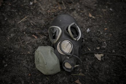 烏克蘭士兵指控俄羅斯違反聯合國《禁止化學武器公約》，「幾乎每天」以小型無人機投擲CS催淚型毒氣手榴彈。圖為2022年3月於基輔郊外，烏軍攻克俄軍陣地發現的防毒面具。美聯社