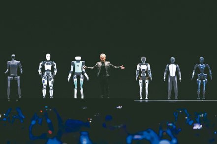 輝達執行長黃仁勳先前在GTC大會中宣布推出人形機器人計畫，台上出現一大排人形機器人。 （美聯社）