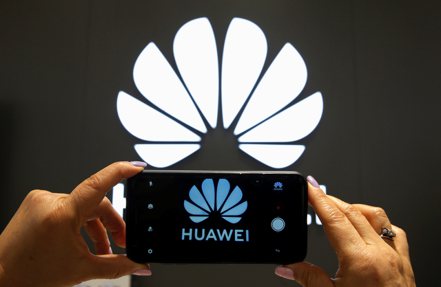 近期中國市場不斷有傳聞指出，華為新款高端手機P70不舉辦發布會，而是會依循Mate60的先鋒計劃，「突襲式」的上市販售。 路透