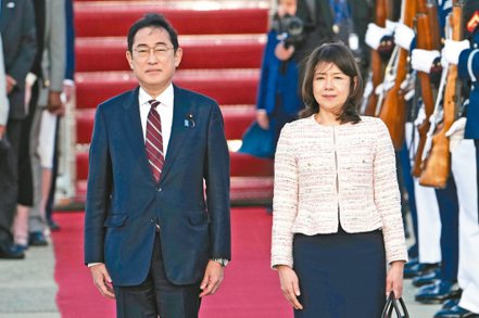 日本首相岸田文雄夫婦八日抵達華府展開六天訪問，將和美國總統拜登共商國家安全和尖端技術等廣泛領域合作。（美聯社）
