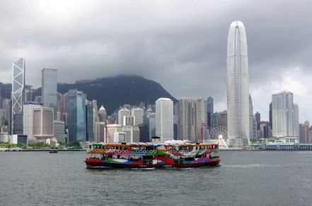 據知情人士透露，香港政府考慮新的稅收規定，對包括私募信貸和基礎設施在內的熱門另類投資提供更優惠的待遇。圖為香港維多利亞港。 中新社