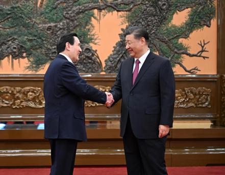 馬習二會10日在北京登場，中共總書記習近平（右）和前總統馬英九（左）重演世紀之握。 新華社