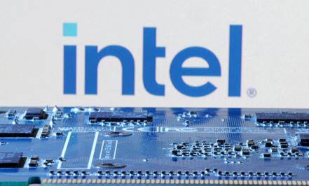 英特爾（Intel）將和南韓Naver攜手開設人工智慧（AI）半導體研究所。路透