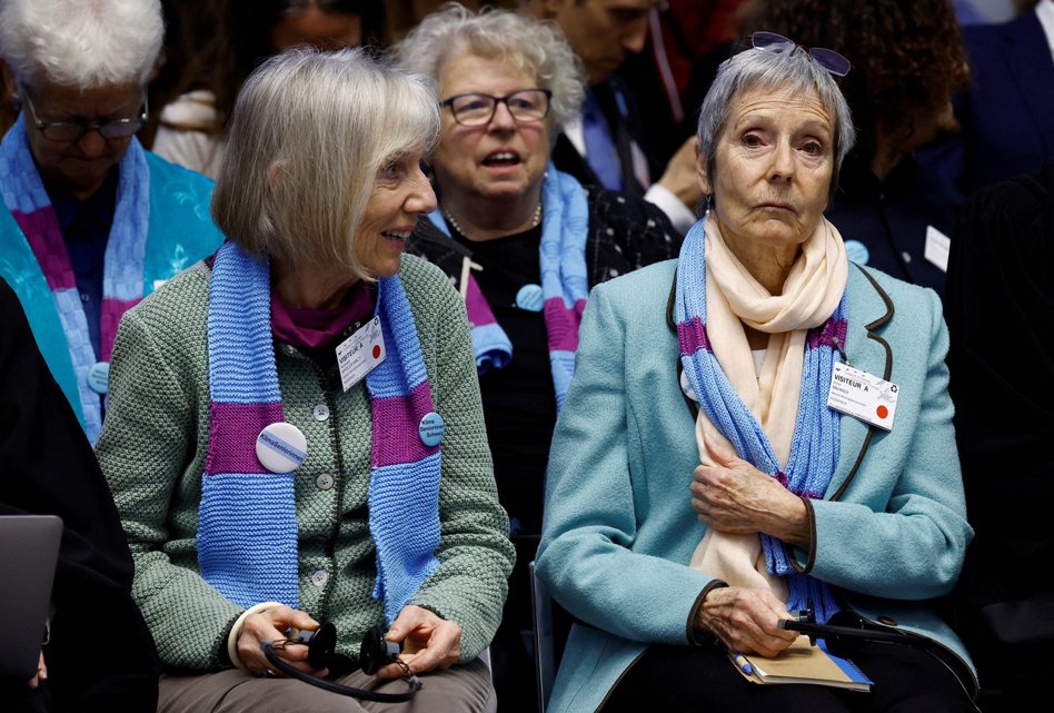 瑞士的「年長婦女氣候保護協會」（Klima Seniorinnen）成員 Rosmarie Wydler-Walti 和 Anne Mahrer，出席在法國史特拉斯堡舉行的聽證會。 圖／路透社
