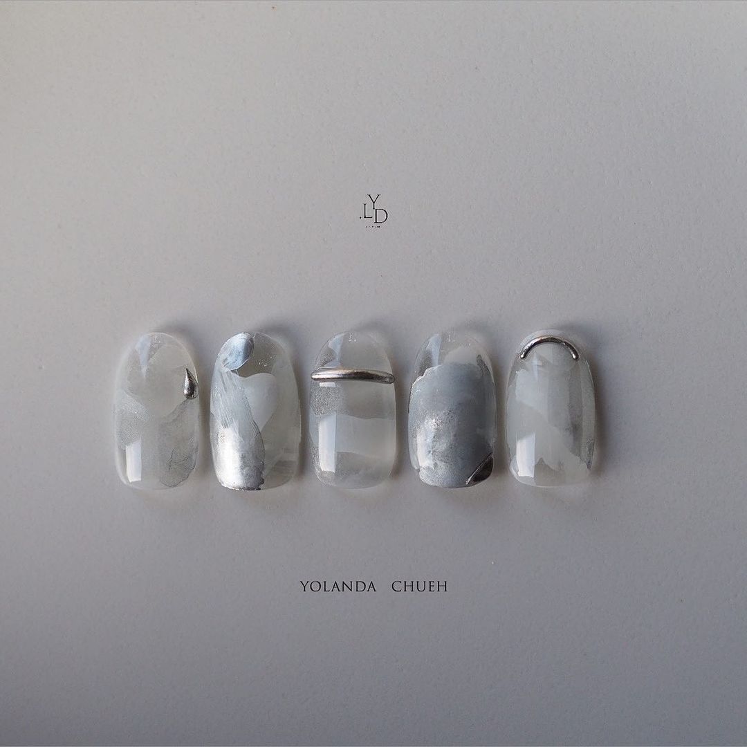 白色為基底，點綴上銀色與灰色，高級有質感 圖/IG @yolanda.nails.tw
