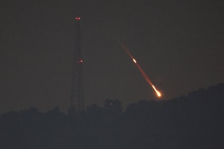 以色列軍方發言人哈加里證實，伊朗14日朝以色列發射大量飛彈，超過200枚飛彈和無人機已被攔截，其中絕大部分都沒有進入以色列。圖為伊朗無人機及飛彈當日攻擊以色列北部一處地點的畫面。歐新社
