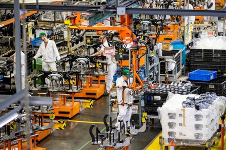 最新數據顯示，從美國、中國大陸、到德國，世界各國的製造業產線正開始轟轟運轉，扭轉多年來的景氣低迷。（路透）