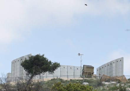 以色列「鐵穹」防空系統在耶路撒冷周遭嚴陣以待。歐新社