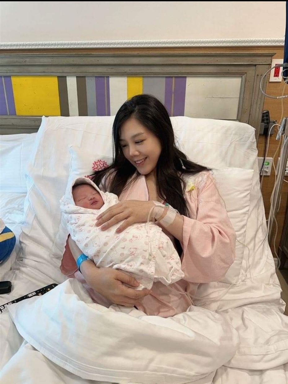 楊晨熙抱著女兒滿意微笑。圖／摘自臉書