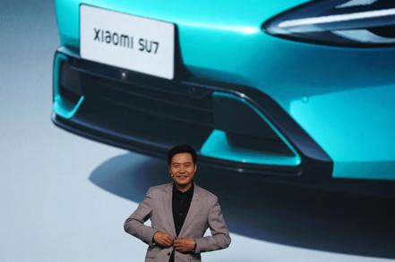 小米推出純電動車SU7，董事長雷軍誇口，人民幣50萬元內「沒有對手」。 路透