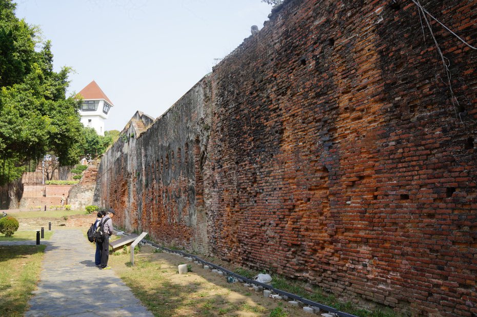 熱蘭遮城遺址殘留著一片又寬又高的城牆，歷經400年仍屹立不倒。(圖/沙山懷若)