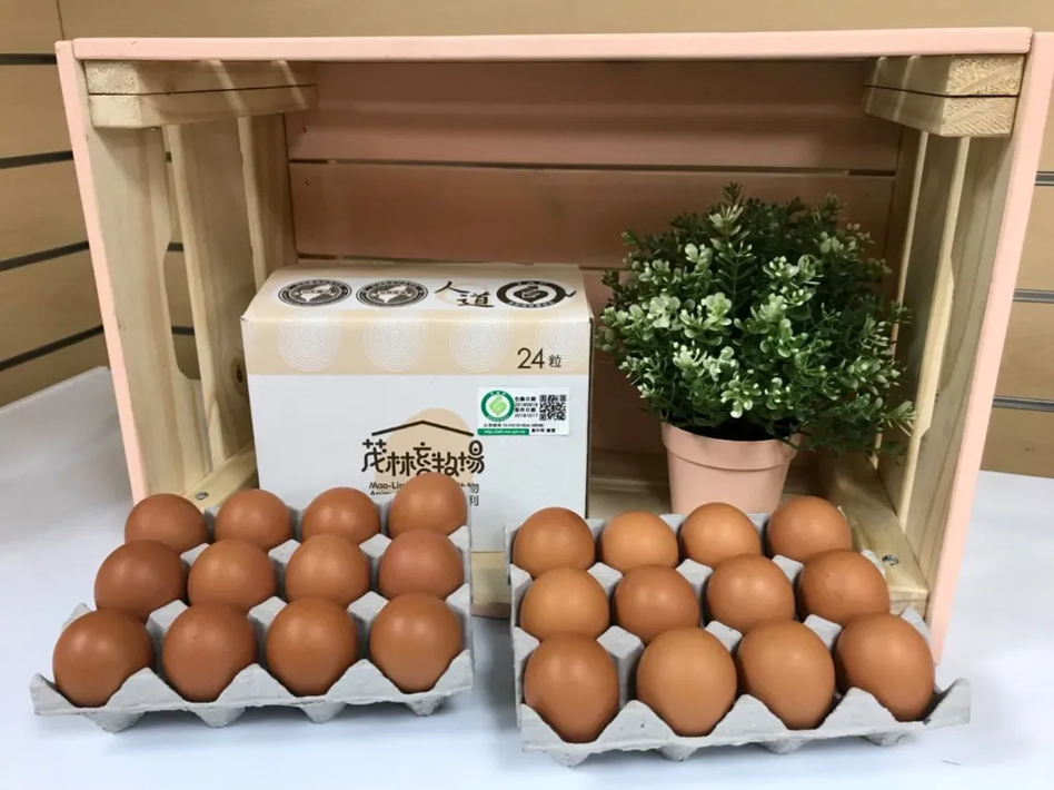 茂林牧場雞蛋 他們的雞蛋含有蝦紅素，因此蛋殼顏色較深。 圖／茂林牧場臉書