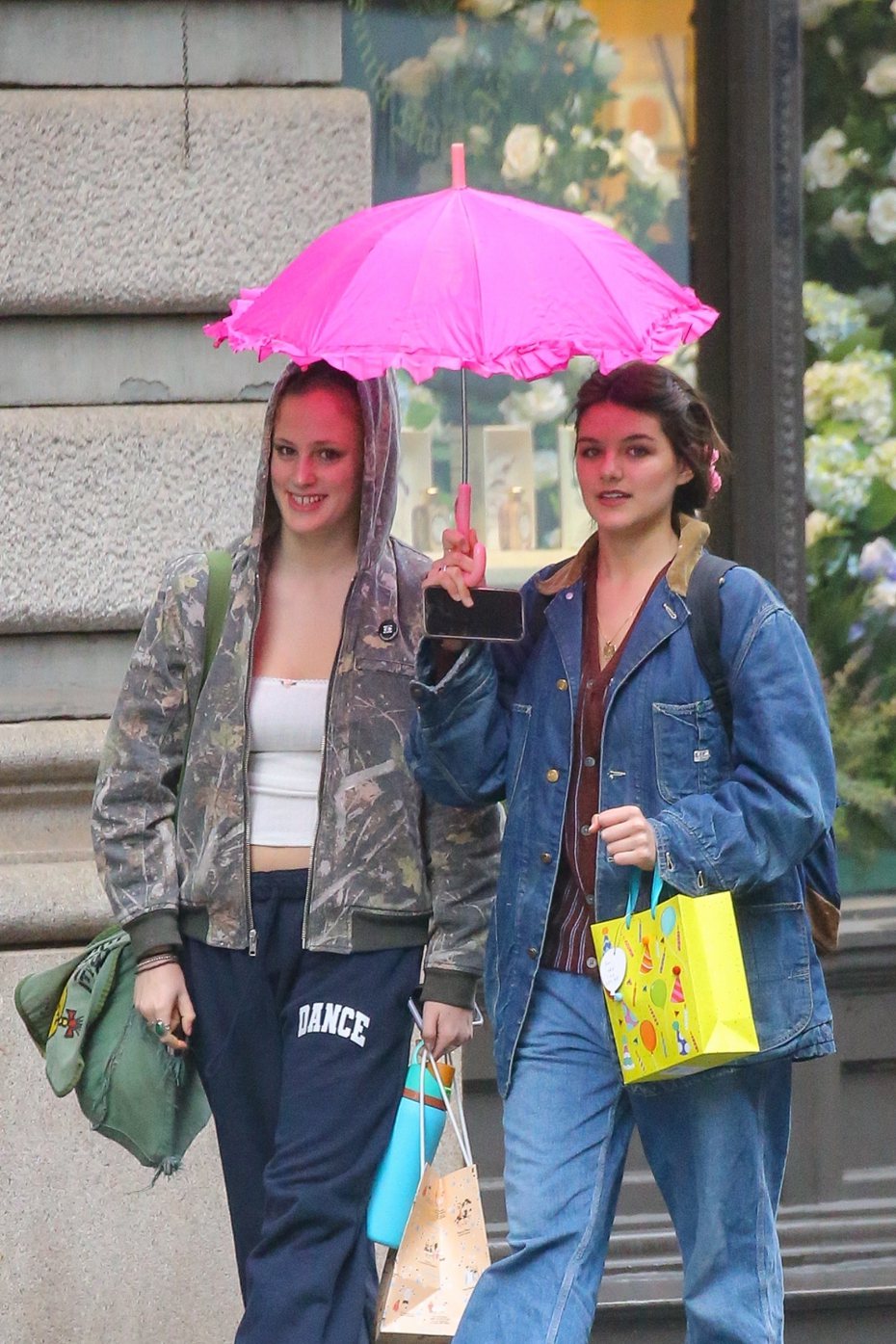 蘇蕊（右）的18歲生日與友人一起上街，手上還提了一袋似乎是生日禮物。圖／達志影像