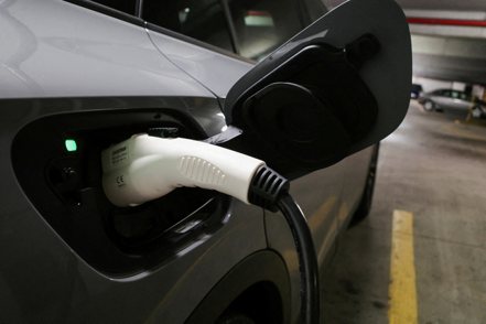 國際能源總署（IEA）預測今年電動車銷售將「強勁成長」。 路透