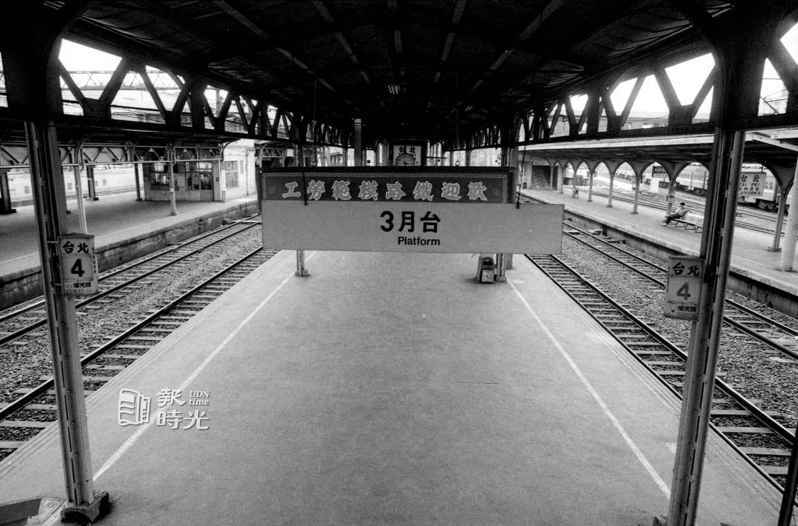 鐵路局一日火車司機員集體休假，火車全面停駛情形。 圖／黃國有攝影。日期：1988/05/01。來源：聯合報。
