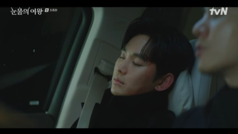 金秀賢被車撞但還是能離開醫院去救人。圖／翻攝自tvN