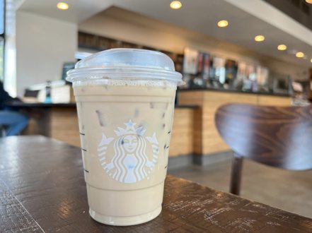 連鎖咖啡店星巴克（Starbucks）18日宣布在美國、加拿大地區推出新版冷飲杯，塑膠含量減少20%。圖為美國星巴克原有的大杯冷飲杯。(中央社) 中央社