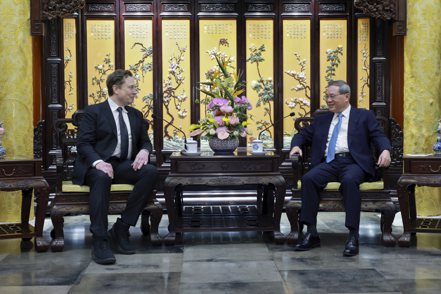 馬斯克（左）28日會見中國國務院總理李強後，即傳出特斯拉已掃除輔助駕駛系統進入中國大陸市場的​兩道關鍵障礙。  美聯社