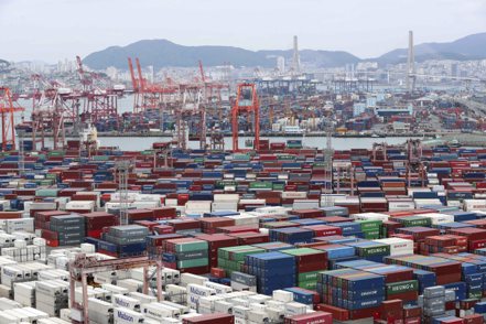 韓媒報導，拜半導體、汽車及石化產品出口強勁之賜，南韓今年第1季出口額幾乎追趕上日本。圖為南韓釜山港貨櫃碼頭。  美聯社